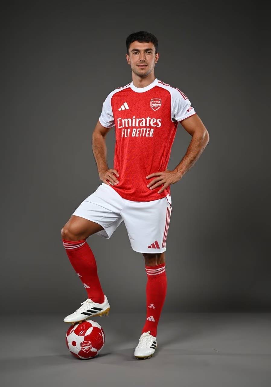 世体：巴萨引援名单已有多名后卫，奥塔门迪与德弗莱等人在列（世体：巴萨后防引援人选众多，奥塔门迪与德弗莱等在列）