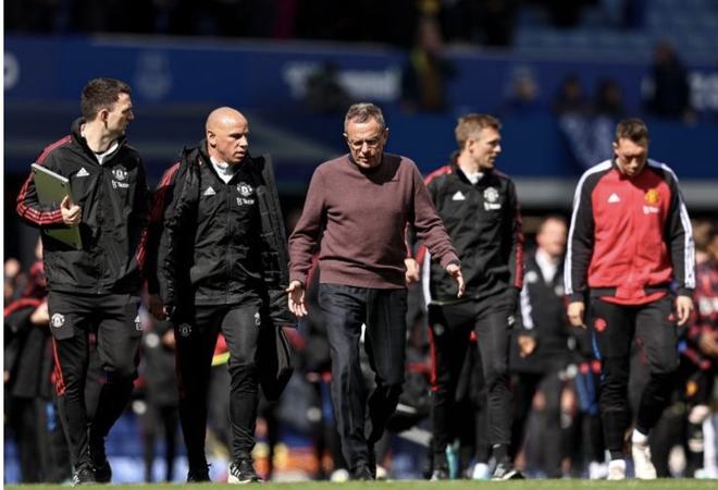 南野拓实法国杯受伤被担架抬出场，疑似遭遇重伤（法国杯南野拓实伤退，被担架抬离赛场疑似重伤）