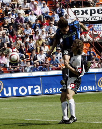 球员倒地后仍把球传出去，太拼