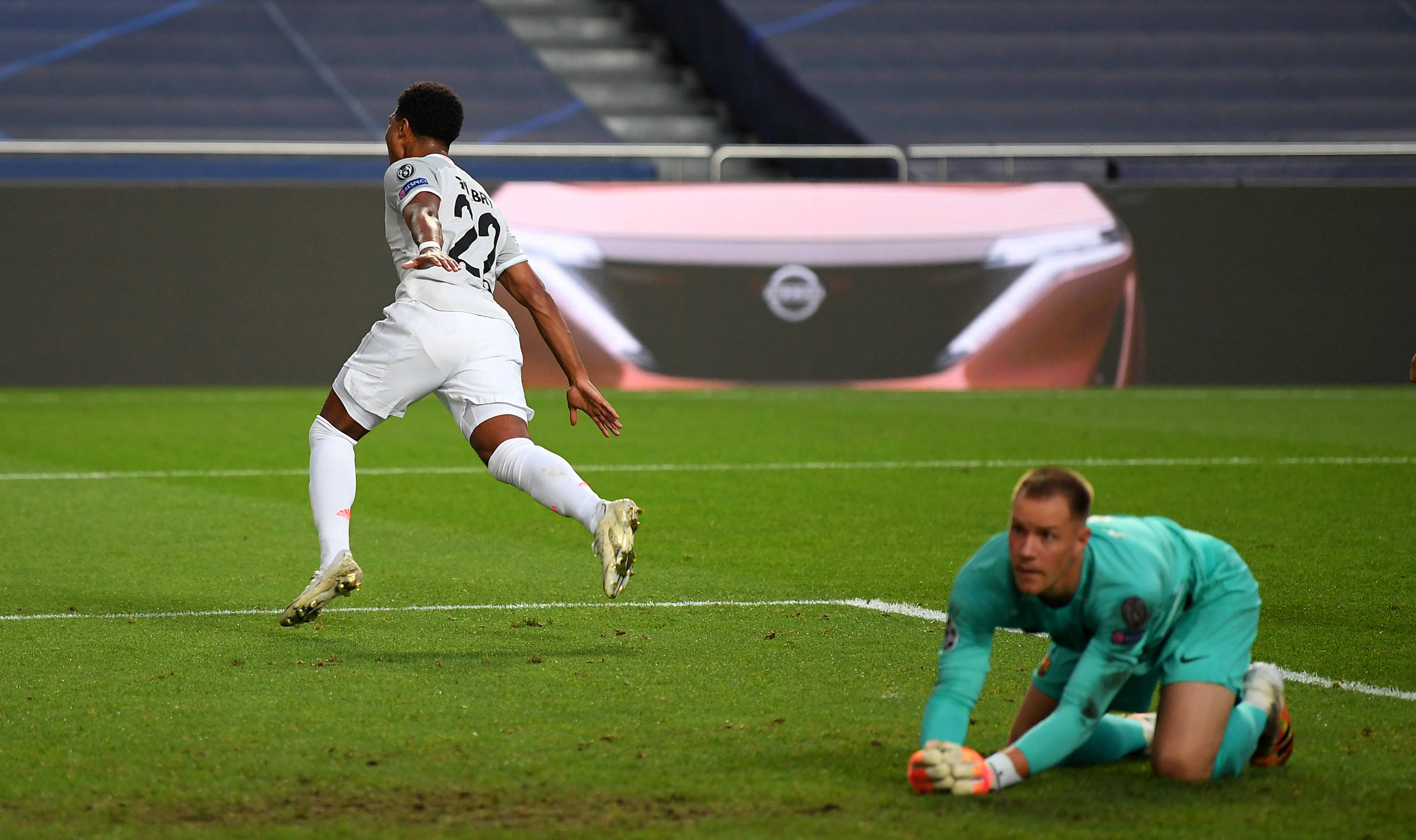 队记：拉尔森的左脚踝X光检查结果为阴性，明天进行MRI检查