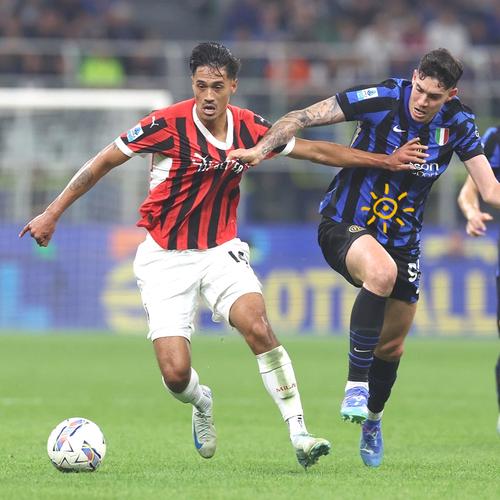 球迷沸腾：这球吹了也太离谱