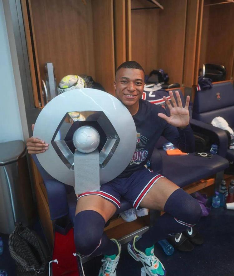 蒂尔潘生涯执法欧冠共判31粒点球，成为欧冠判点最多的主裁