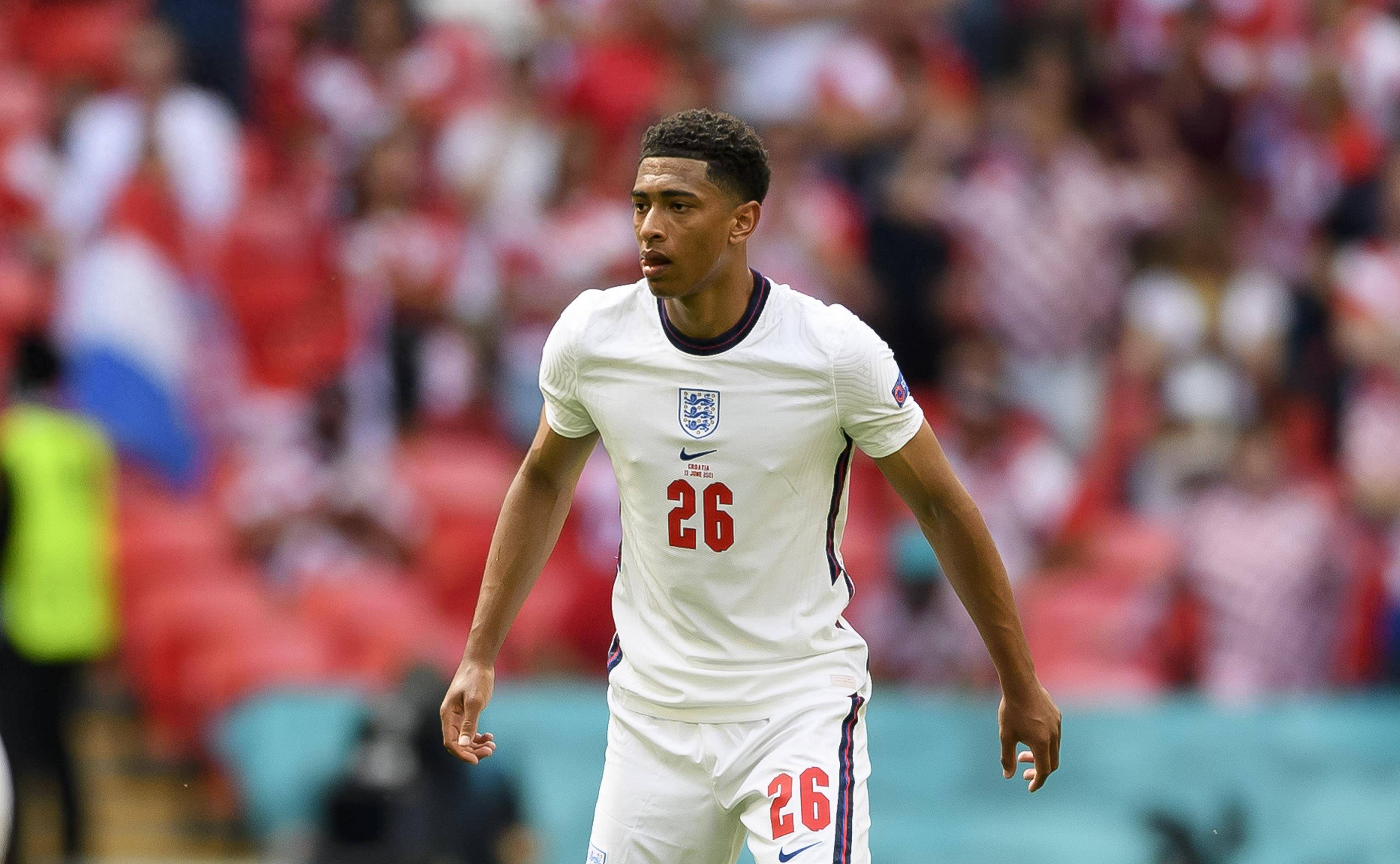 费迪南德称赞曼联新训练基地：非常漂亮，细节设计也太贴心了（费迪南德盛赞曼联新训练基地：外观出色，细节拿捏到位）