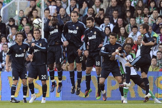 足球国足队内对抗赛出现精彩世界波（国足队内对抗赛上演惊艳世界波）